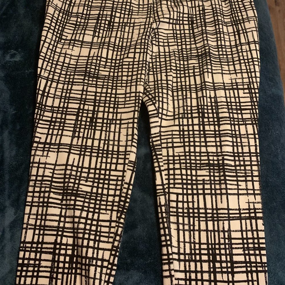 Ava & Viv 22W Black and White Pants. Removed only tried on, they don’t fit.